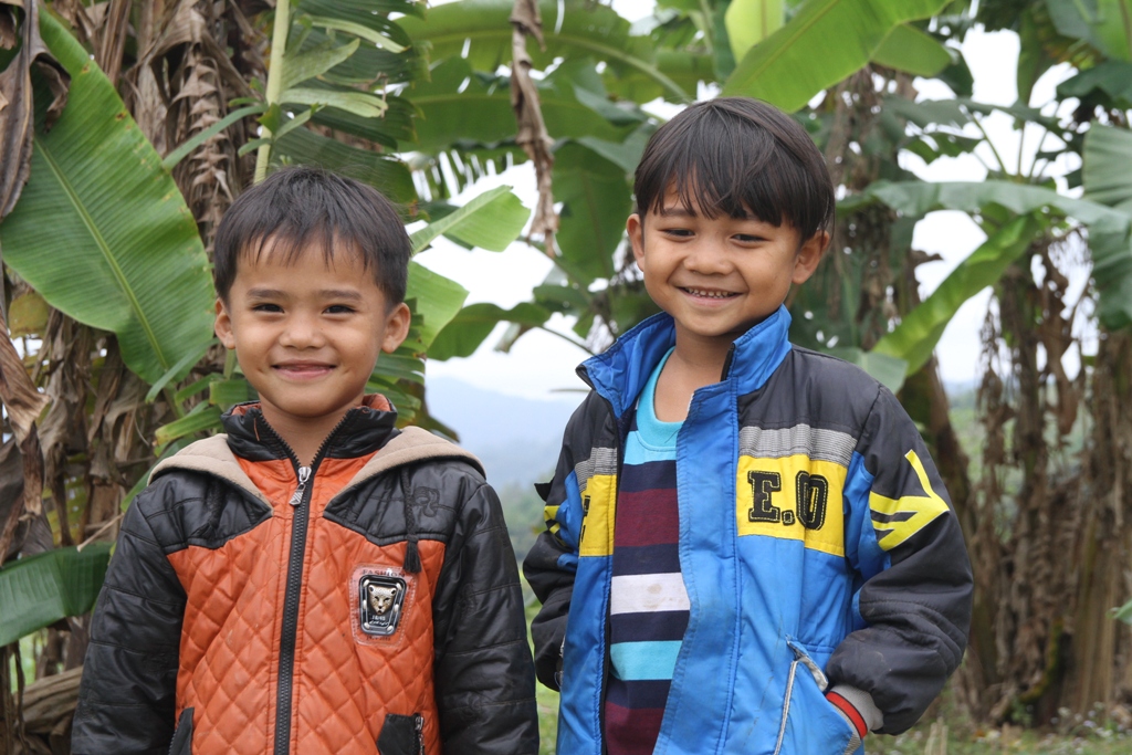 Thiếu chỗ chơi, trẻ v&ugrave;ng cao hồn nhi&ecirc;n vui đ&ugrave;a tr&ecirc;n nương rẫy 10