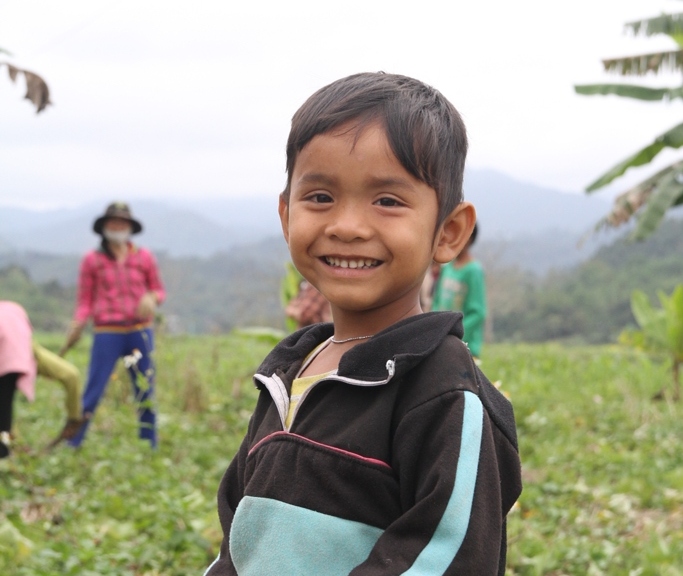 Thiếu chỗ chơi, trẻ v&ugrave;ng cao hồn nhi&ecirc;n vui đ&ugrave;a tr&ecirc;n nương rẫy 11