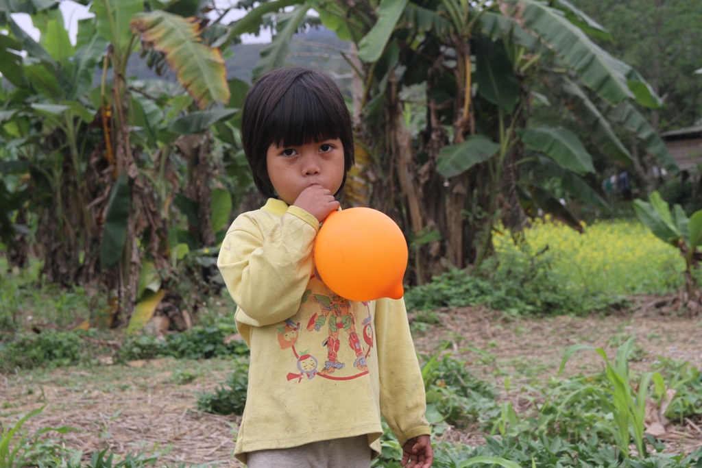 Thiếu chỗ chơi, trẻ v&ugrave;ng cao hồn nhi&ecirc;n vui đ&ugrave;a tr&ecirc;n nương rẫy 12