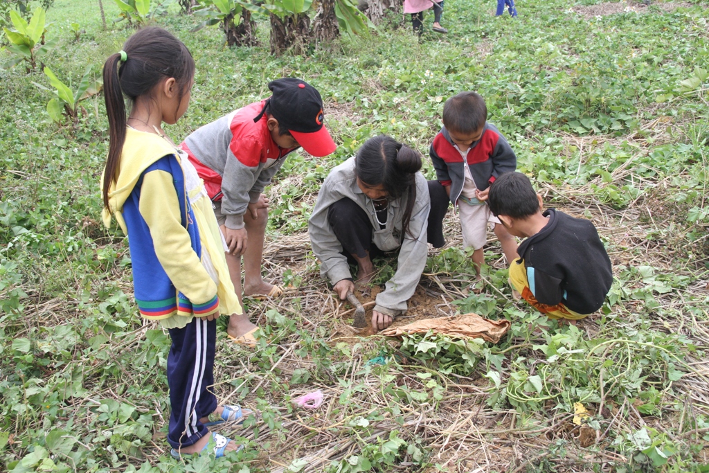 Thiếu chỗ chơi, trẻ v&ugrave;ng cao hồn nhi&ecirc;n vui đ&ugrave;a tr&ecirc;n nương rẫy 2