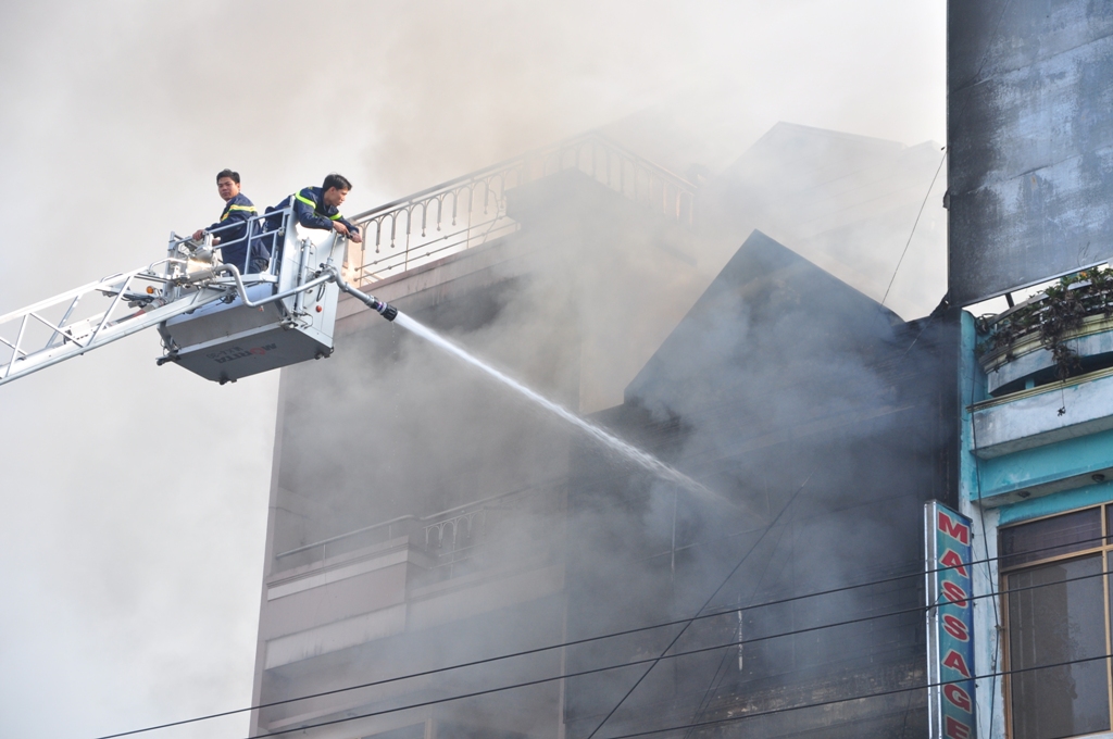 Nh&agrave; 4 tầng bị thi&ecirc;u rụi ng&agrave;y mồng 5 Tết 3