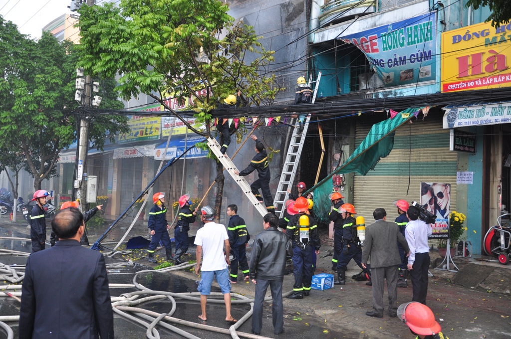 Nh&agrave; 4 tầng bị thi&ecirc;u rụi ng&agrave;y mồng 5 Tết 4