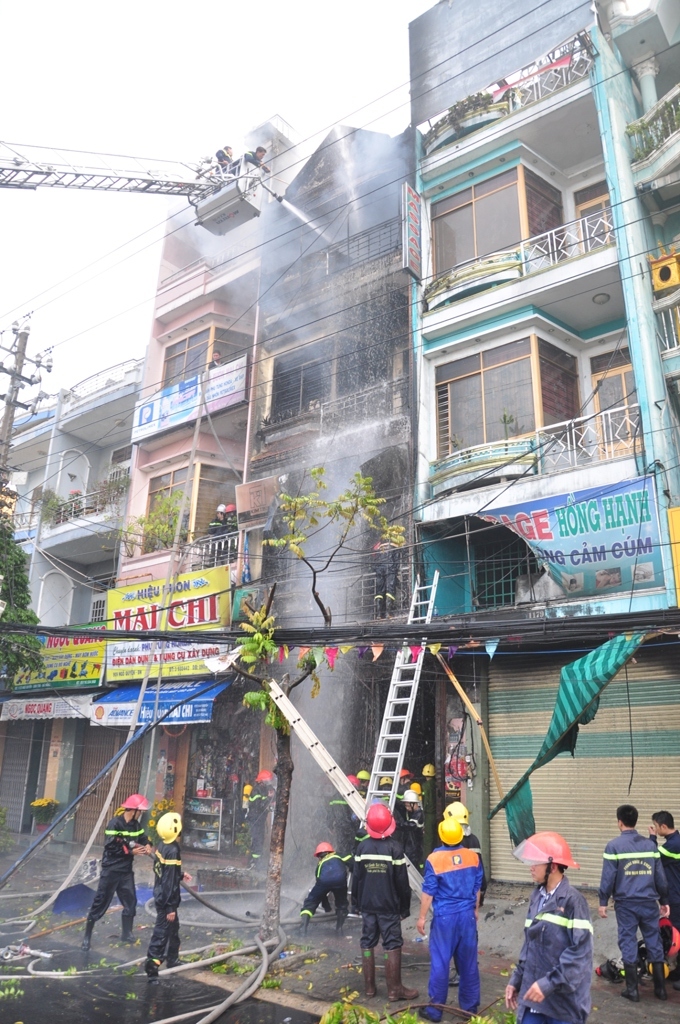 Nh&agrave; 4 tầng bị thi&ecirc;u rụi ng&agrave;y mồng 5 Tết 5