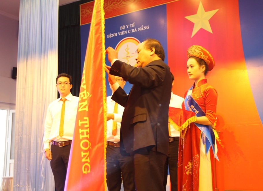 Bệnh viện C Đ&agrave; Nẵng đ&oacute;n nhận Hu&acirc;n chương độc lập hạng Nh&igrave; 4