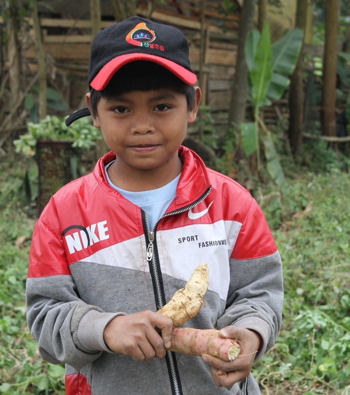 Thiếu chỗ chơi, trẻ v&ugrave;ng cao hồn nhi&ecirc;n vui đ&ugrave;a tr&ecirc;n nương rẫy 6