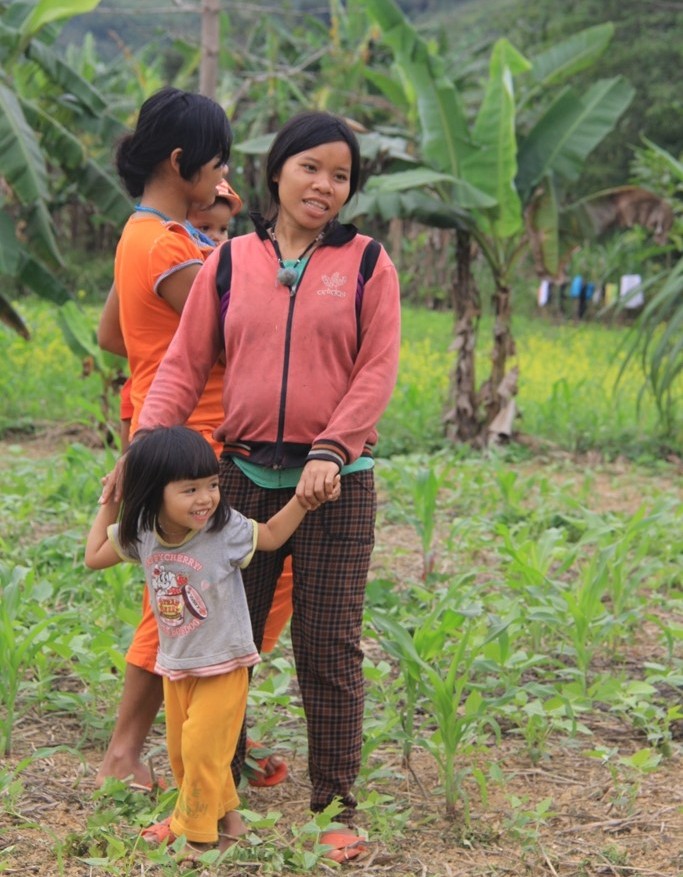 Thiếu chỗ chơi, trẻ v&ugrave;ng cao hồn nhi&ecirc;n vui đ&ugrave;a tr&ecirc;n nương rẫy 7