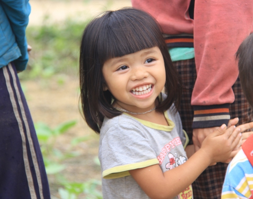 Thiếu chỗ chơi, trẻ v&ugrave;ng cao hồn nhi&ecirc;n vui đ&ugrave;a tr&ecirc;n nương rẫy 8