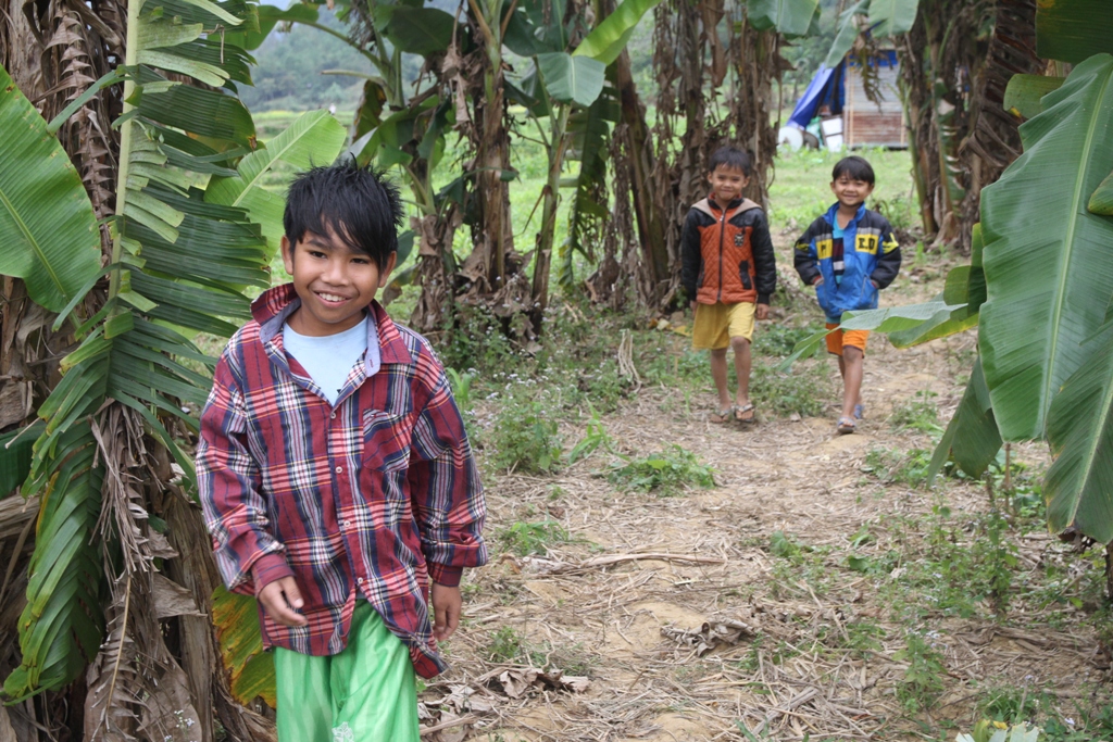 Thiếu chỗ chơi, trẻ v&ugrave;ng cao hồn nhi&ecirc;n vui đ&ugrave;a tr&ecirc;n nương rẫy 9