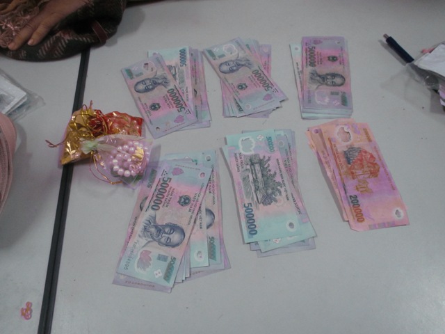 Bảo vệ trao trả lại h&agrave;ng chục triệu đồng cho du kh&aacute;ch đ&aacute;nh rơi 1