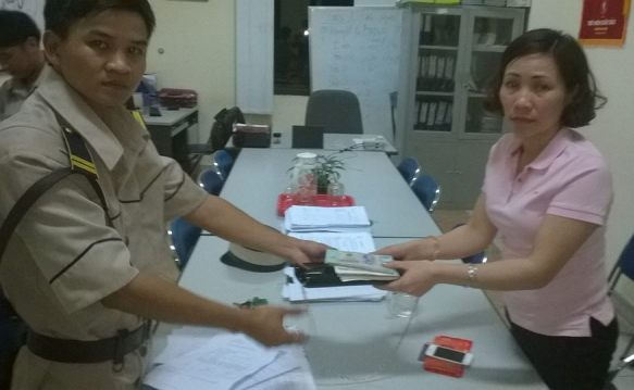 Bảo vệ trao trả lại h&agrave;ng chục triệu đồng cho du kh&aacute;ch đ&aacute;nh rơi 2