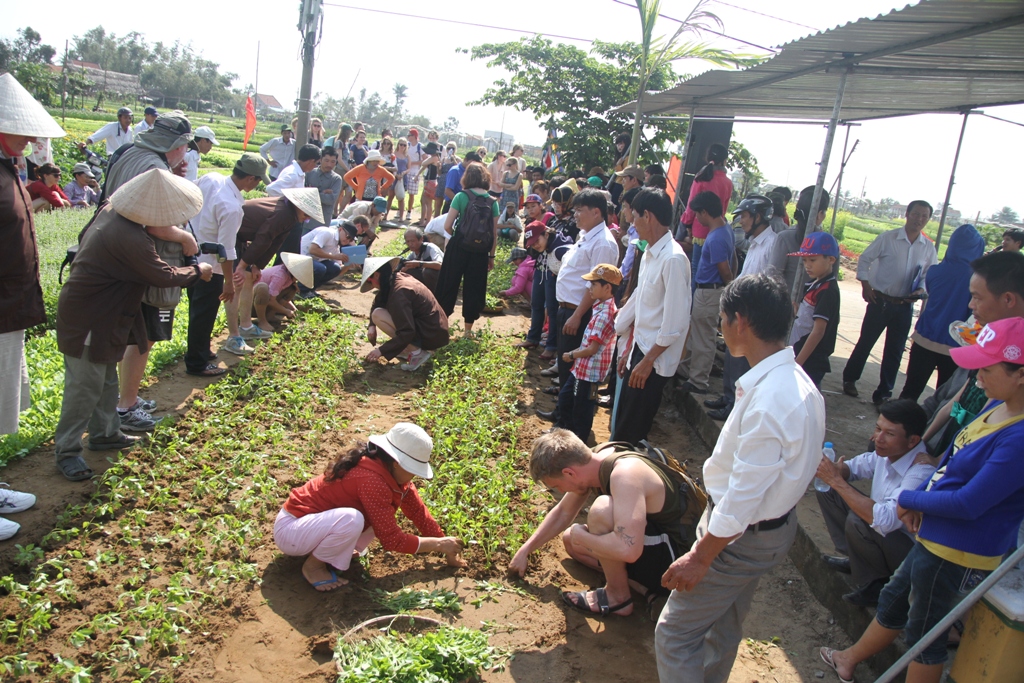 Khách Tây xúng xính áo nâu, nón lá đi trồng rau ở Trà Quế, Hội An 18