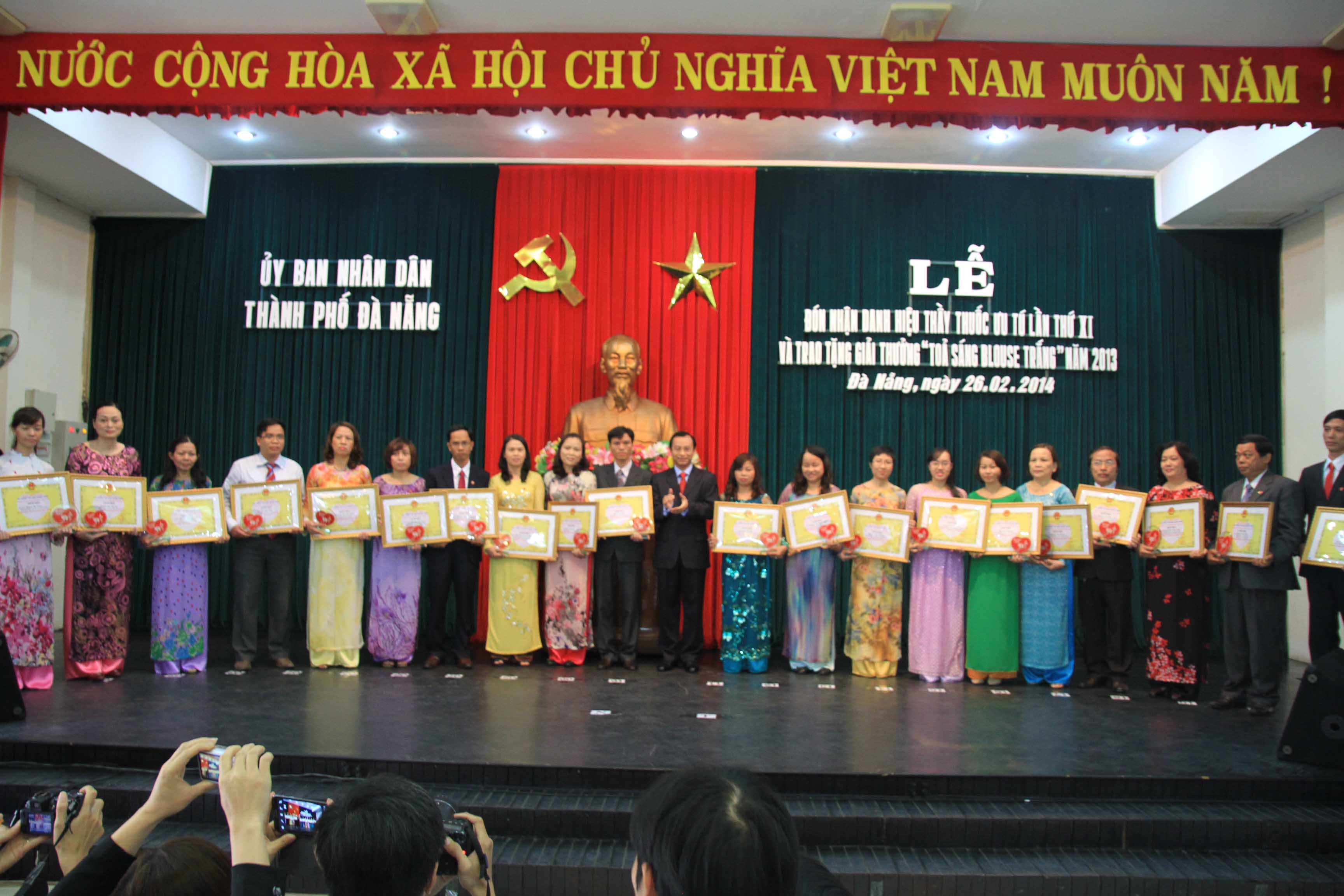 Trao Giải thưởng &ldquo;Tỏa s&aacute;ng Blouse trắng&rdquo; 3
