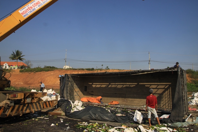 T&agrave;i xế ngủ gật, xe tải chở 10 tấn hoa quả lao l&ecirc;n vỉa h&egrave; 1