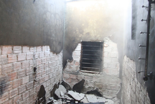 Tầng hai ng&ocirc;i nh&agrave; bỗng dưng bốc ch&aacute;y 1