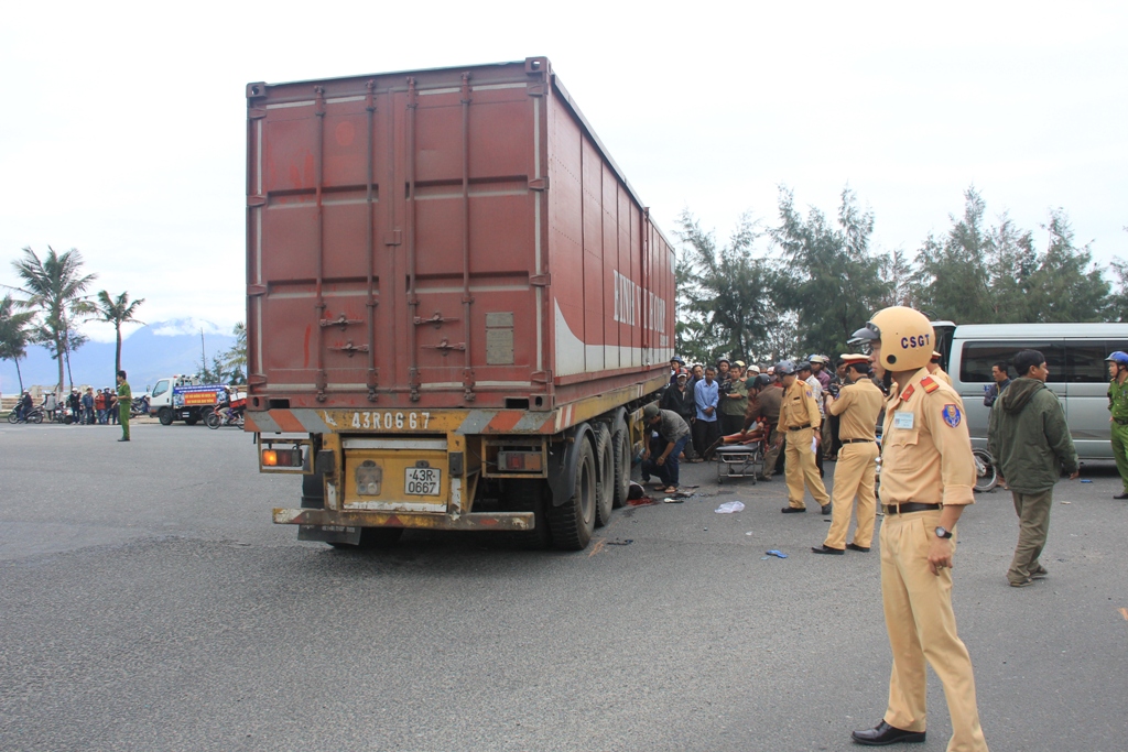 Xe m&aacute;y v&agrave; người n&aacute;t b&eacute;t dưới gầm container 3