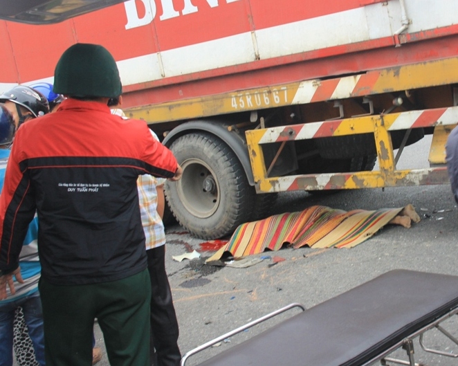 Xe m&aacute;y v&agrave; người n&aacute;t b&eacute;t dưới gầm container 2