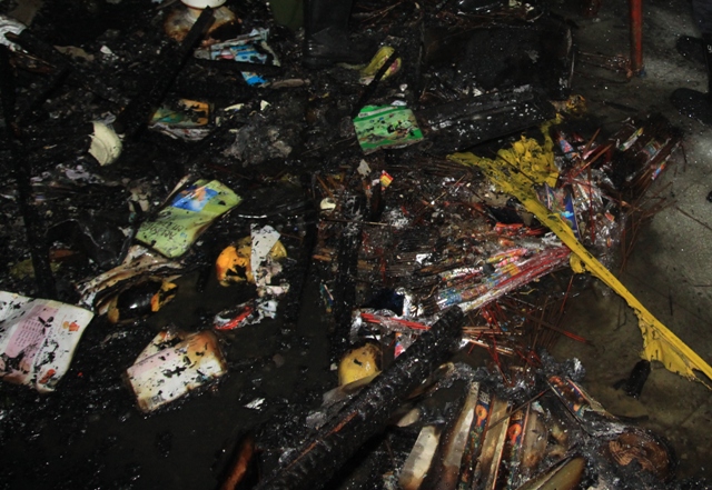 Cụ gi&agrave; tho&aacute;t chết sau khi lửa b&ugrave;ng ch&aacute;y dữ dội trong nh&agrave; 2