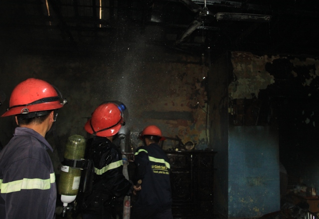 Cụ gi&agrave; tho&aacute;t chết sau khi lửa b&ugrave;ng ch&aacute;y dữ dội trong nh&agrave; 1