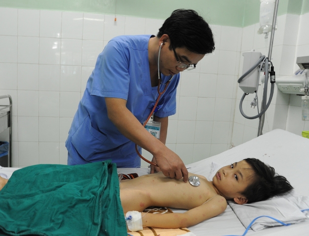 Em b&eacute; 7 tuổi bị ong đốt hơn 100 mũi được cấp cứu 1