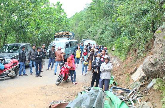 Xe tải mất thắng lao v&agrave;o v&aacute;ch n&uacute;i 2