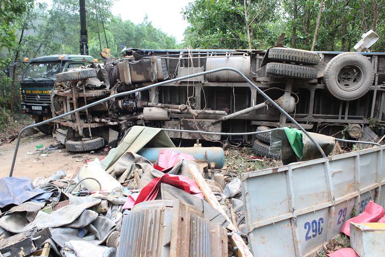 Xe tải mất thắng lao v&agrave;o v&aacute;ch n&uacute;i 1