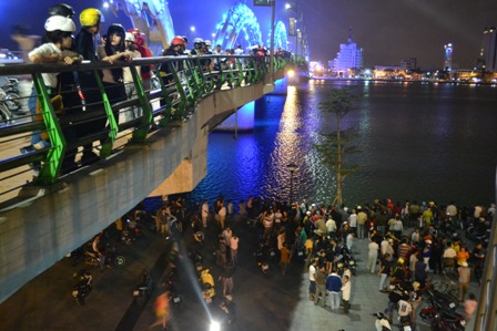 Người đ&agrave;n b&agrave; bất ngờ nhảy cầu tự tử 1