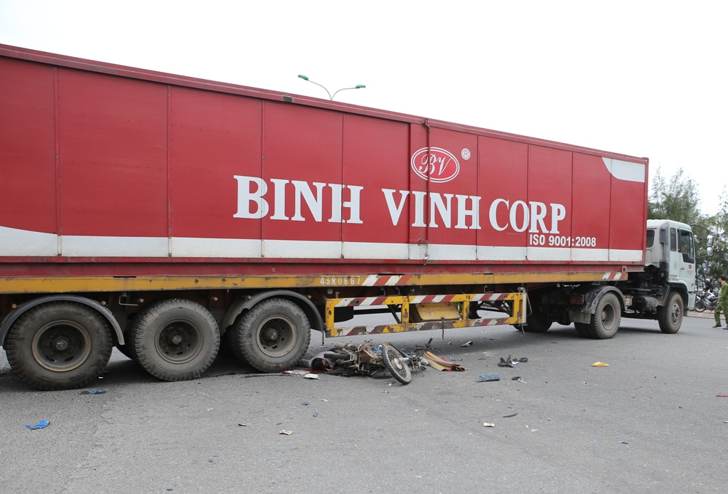 Xe m&aacute;y v&agrave; người n&aacute;t b&eacute;t dưới gầm container 1