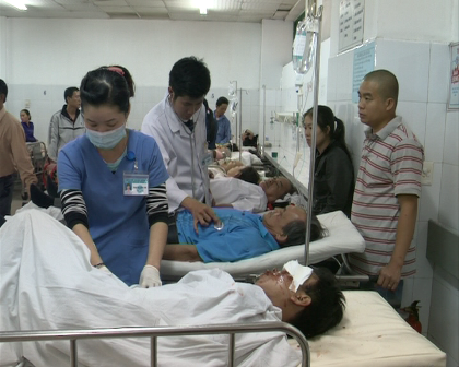 Khoa Cấp cứu Bệnh viện Đ&agrave; Nẵng chật k&iacute;n chỗ trong mấy ng&agrave;y Tết  1