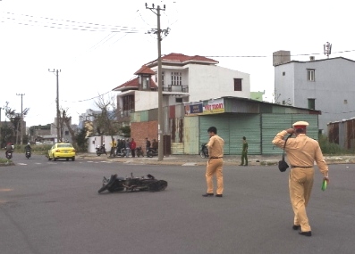 Gi&oacute; lớn, đi xe m&aacute;y choạng tay l&aacute;i đ&acirc;m v&agrave;o taxi 1