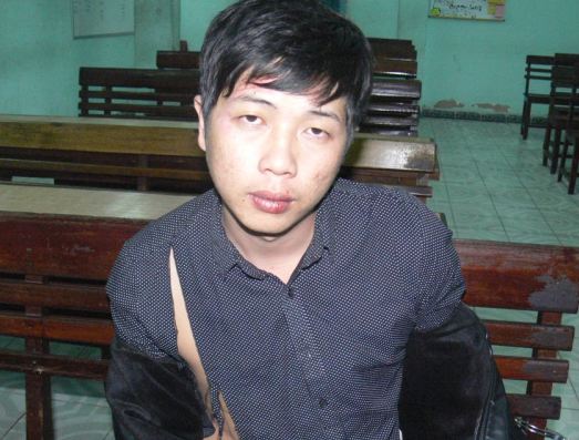 Hai t&ecirc;n cướp đi xe m&aacute;y giật d&acirc;y chuyền tr&ecirc;n phố 1