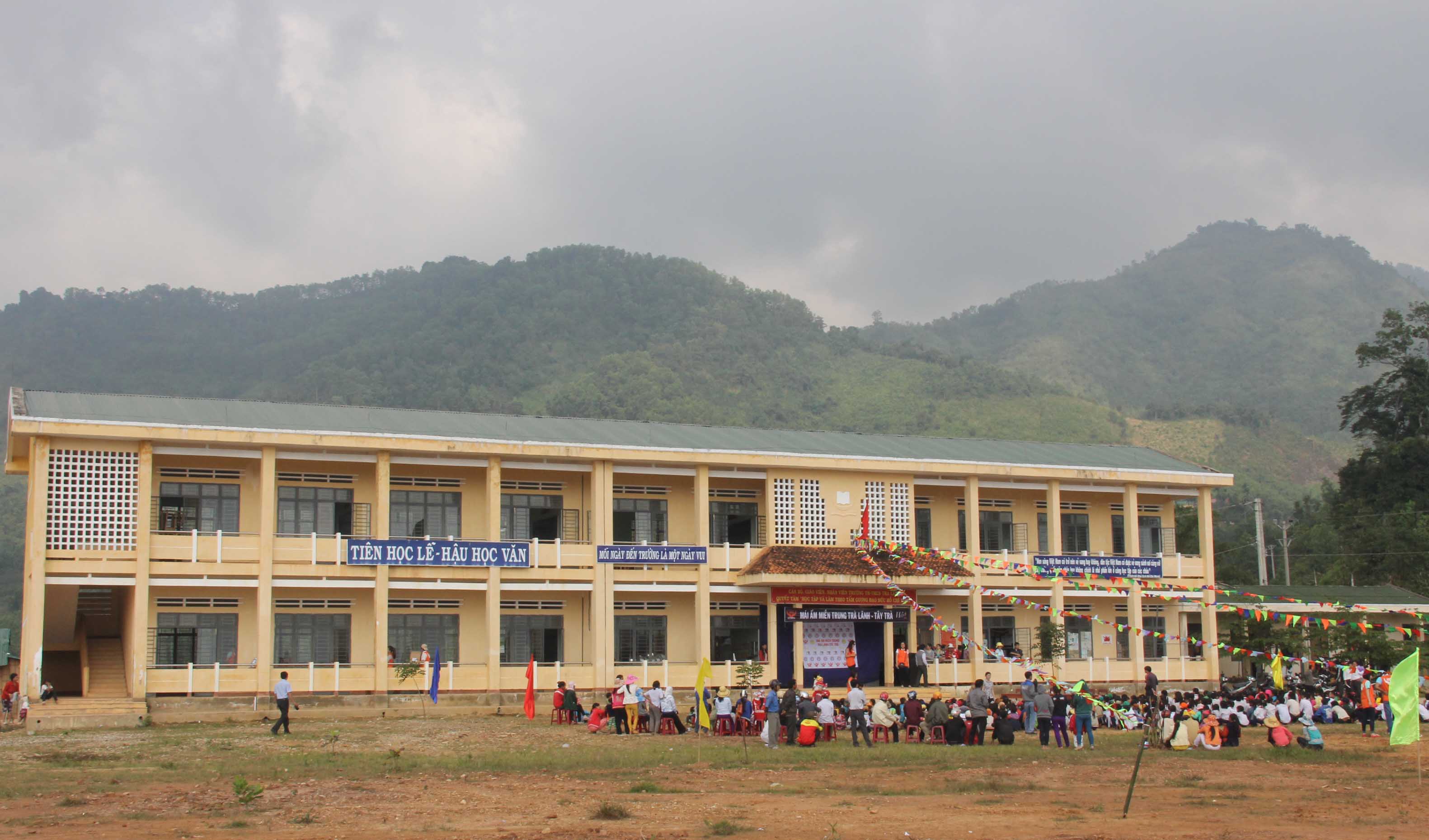 Hồn nhiên ăn mì tôm sống học bài 3