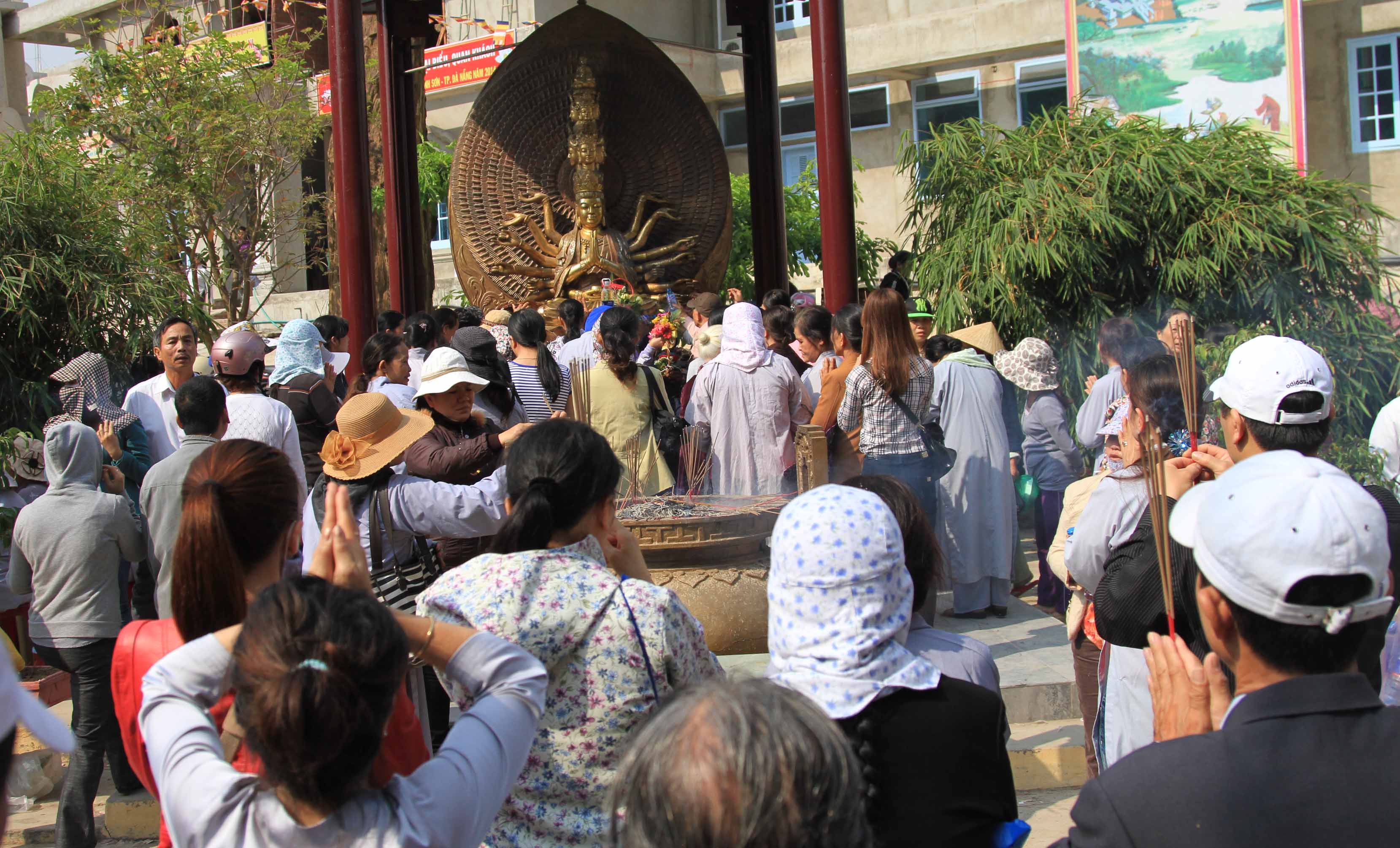 Hàng vạn người tham dự Lễ hội Quán Thế Âm 7
