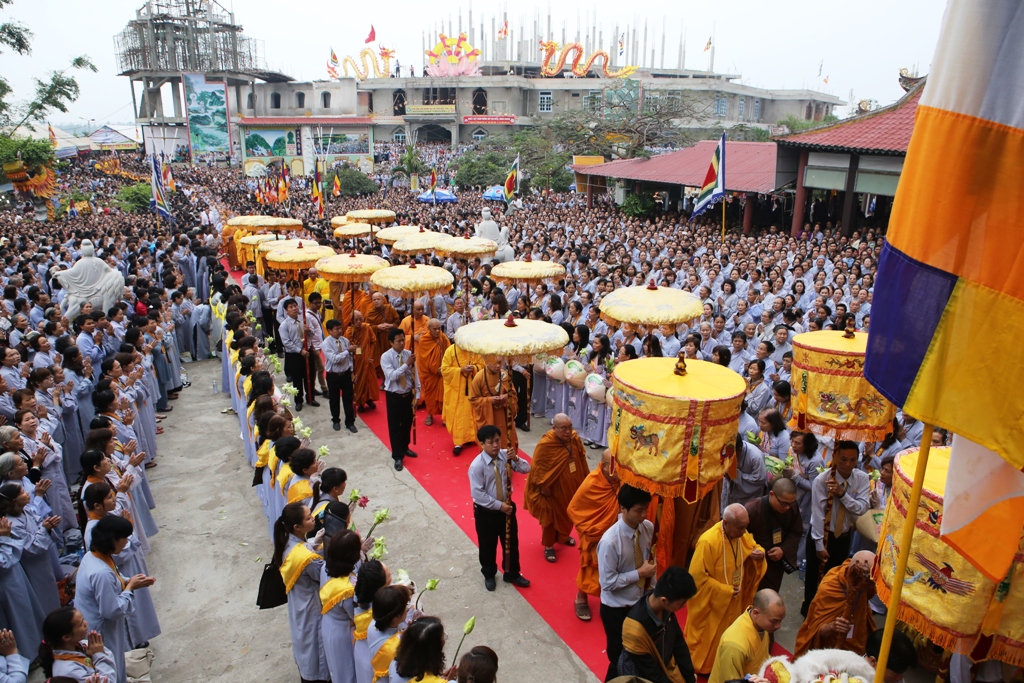 Hàng vạn người tham dự Lễ hội Quán Thế Âm  10