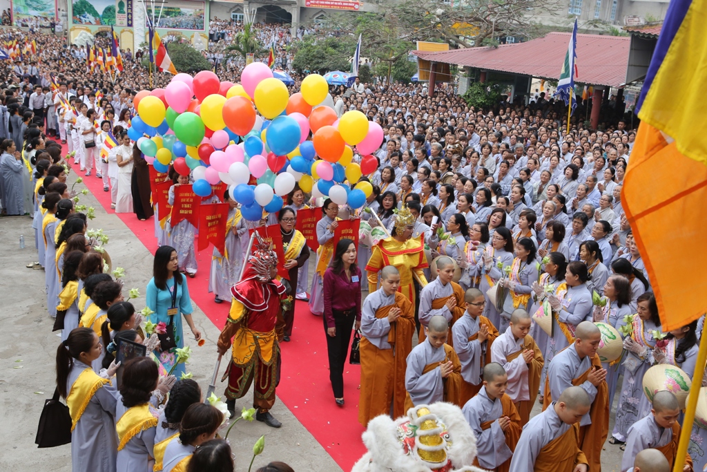 H&agrave;ng vạn người tham dự Lễ hội Qu&aacute;n Thế &Acirc;m  2