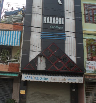 Chơi ma t&uacute;y rồi cố thủ trong qu&aacute;n karaoke  2