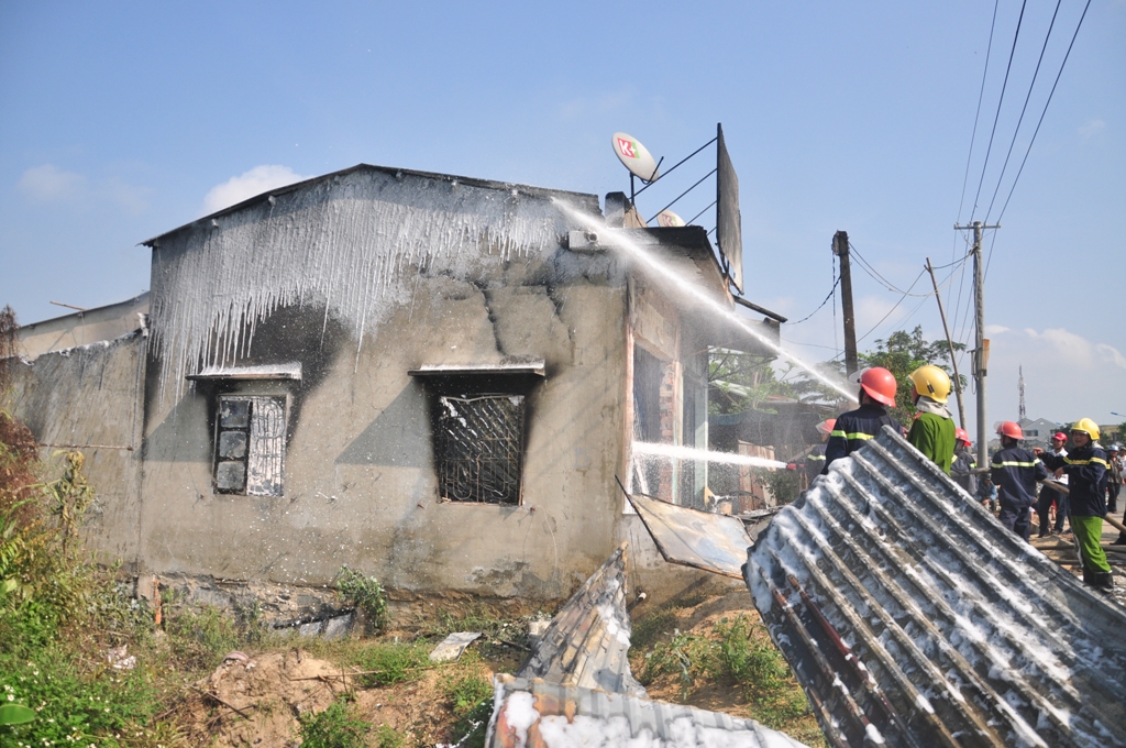 Quảng Nam:  Ch&aacute;y lớn ở cửa h&agrave;ng sơn  1