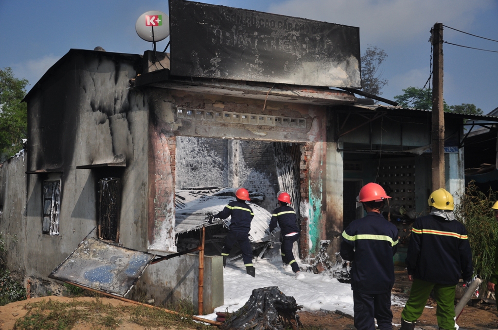 Quảng Nam:  Ch&aacute;y lớn ở cửa h&agrave;ng sơn  2