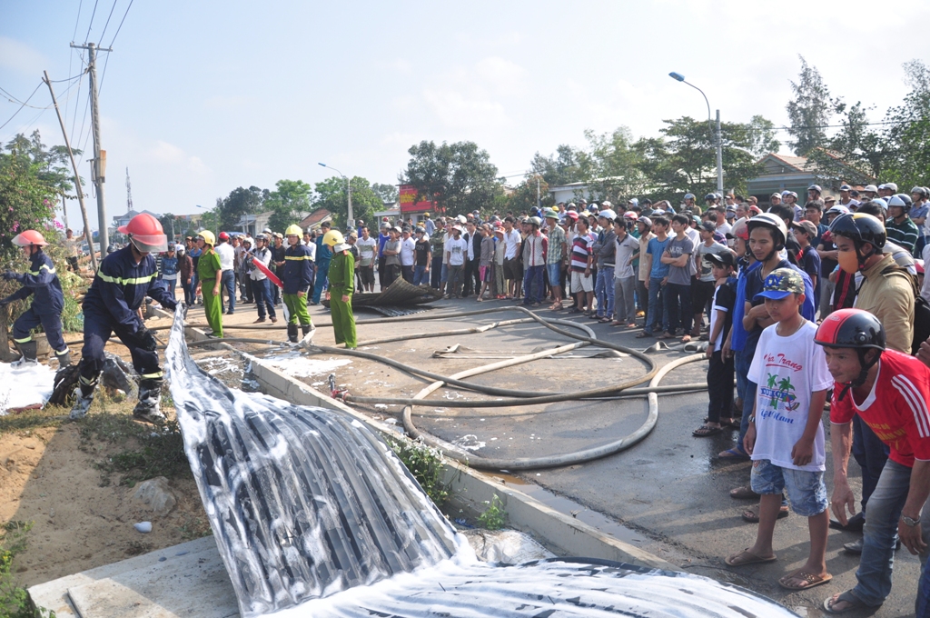 Quảng Nam:  Ch&aacute;y lớn ở cửa h&agrave;ng sơn  3
