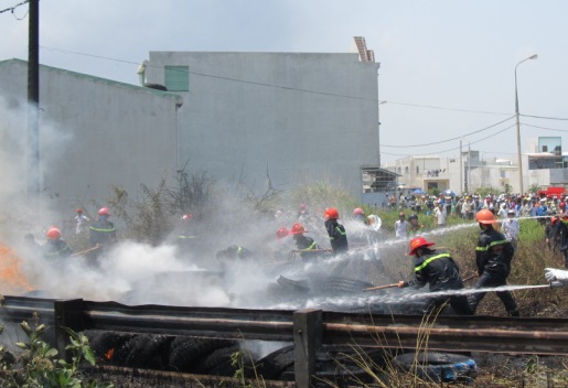 Lốp &ocirc; t&ocirc; bốc ch&aacute;y, cột kh&oacute;i đen bao tr&ugrave;m một v&ugrave;ng 2