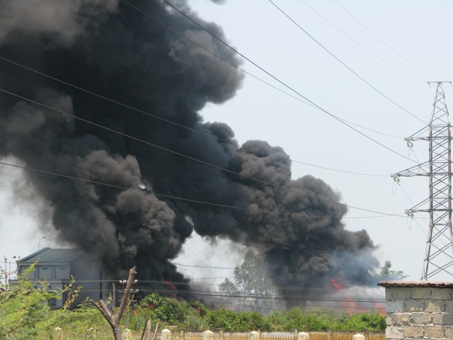 Lốp &ocirc; t&ocirc; bốc ch&aacute;y, cột kh&oacute;i đen bao tr&ugrave;m một v&ugrave;ng 1