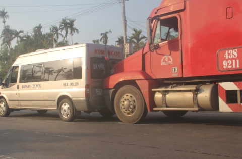 Người đi xe m&aacute;y chết thảm sau đu&ocirc;i container 1