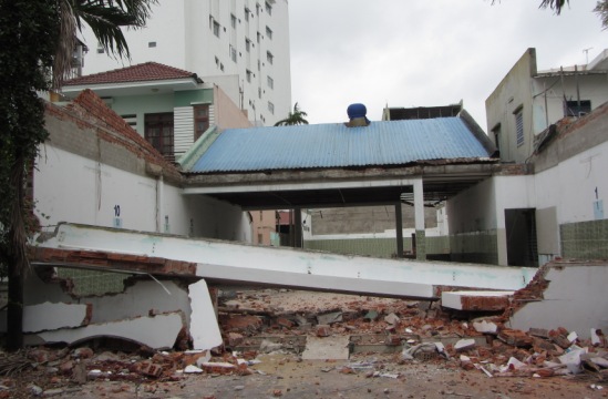 Người đ&agrave;n &ocirc;ng bị dầm b&ecirc; t&ocirc;ng đ&egrave; bẹp d&iacute; 2