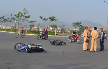 Hai xe m&aacute;y &ldquo;choảng&rdquo; nhau ở ng&atilde; tư 1
