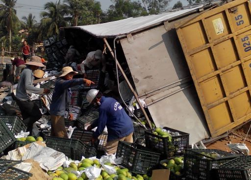 Quảng Nam: H&agrave;ng chục tấn xo&agrave;i đổ xuống đường, người d&acirc;n gi&uacute;p t&agrave;i xế thu gom 1