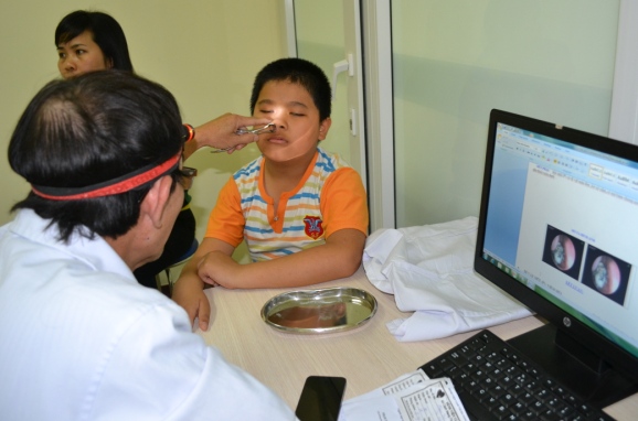 Vi&ecirc;n pin &ldquo;sống&rdquo; trong mũi em b&eacute; 10 tuổi hơn 5 năm nay 2