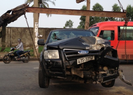 Đầu xe Ford n&aacute;t b&eacute;t sau khi đ&acirc;m trụ đ&egrave;n 1