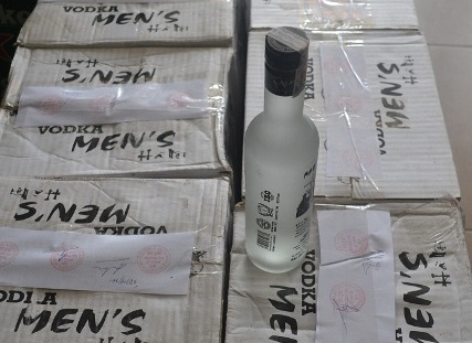 H&agrave;ng ng&agrave;n chai rượu Men&rsquo;s H&agrave; Nội nhập lậu 1