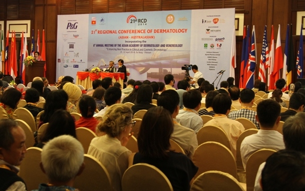 C&aacute;c chuy&ecirc;n gia h&agrave;ng đầu thế giới trao đổi về ng&agrave;nh da liễu tại Việt Nam 1