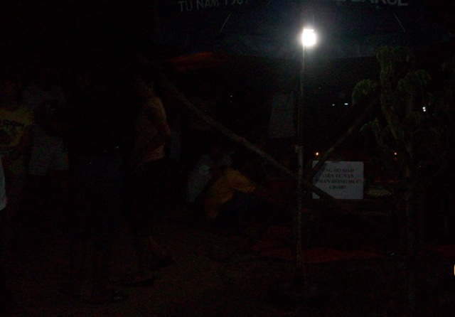 Thiếu nữ kh&oacute;c thảm thiết b&ecirc;n thi thể người y&ecirc;u 1