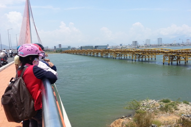 Một nữ sinh nhảy cầu tự tử 1